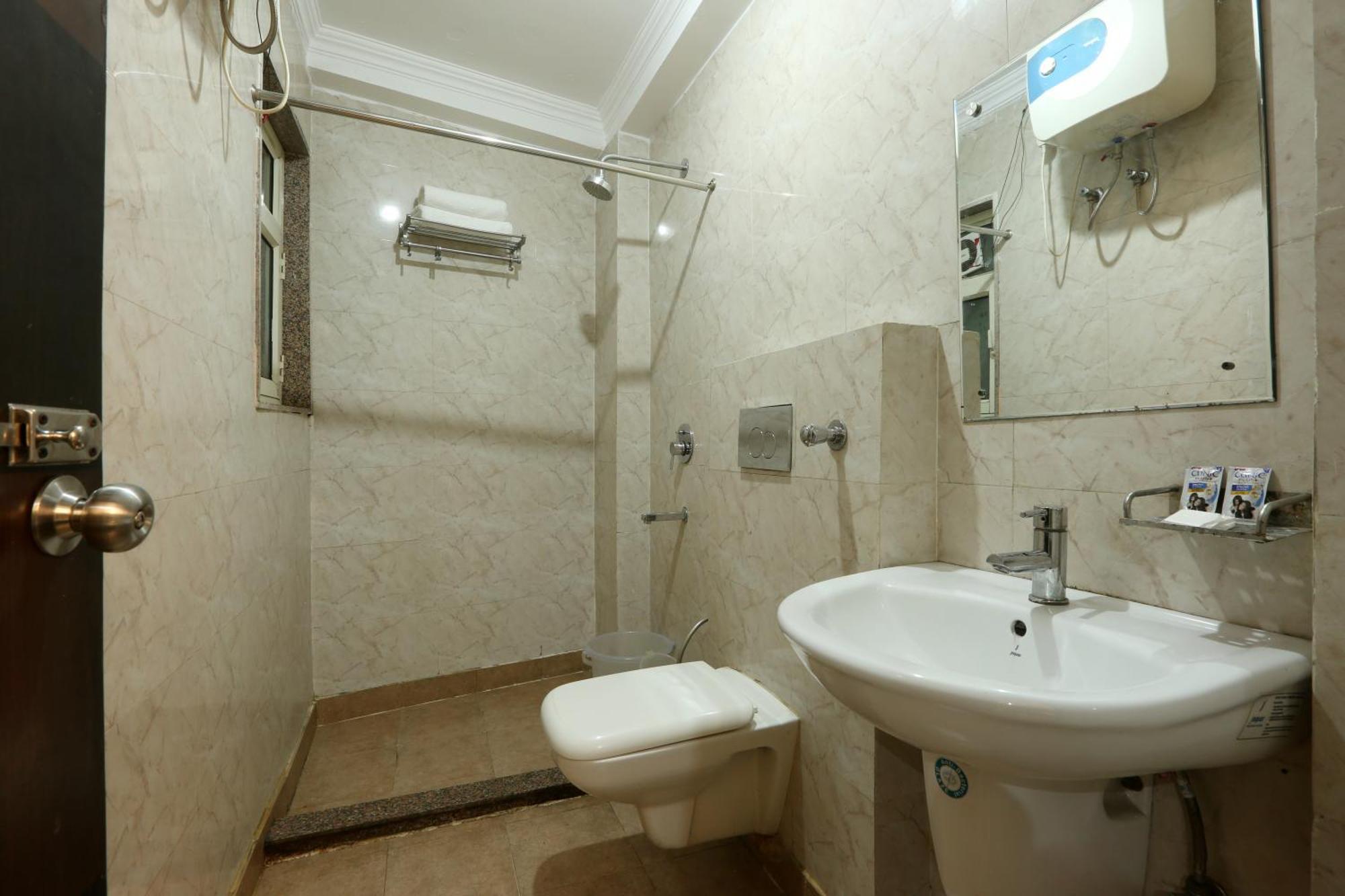 Bed & Breakfast Sky View Near Delhi Airport 3*
